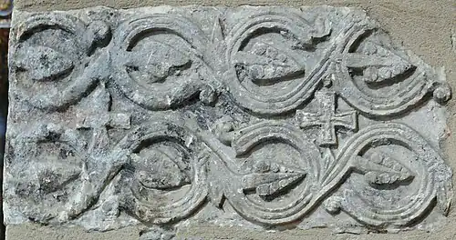 Réemploi d'éléments carolingiens dans un pilier de la nef