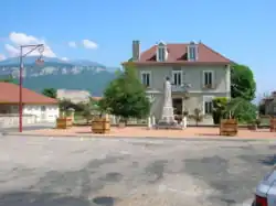 Place et mairie du village avant les travaux de 2013