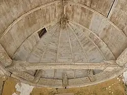 Oratoire du Sacre, voûte ornée et poutres sculptées.