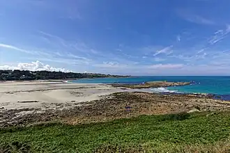La plage de Plougasnou-Saint-Jean-du-Doigt.