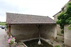 Lavoir dans le bourg.