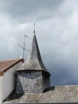 Le clocher recouvert de bardeaux.