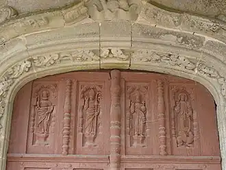 Portail de la costale sud de la nef. Tympan de la porte (XVIe&nbsp;siècle).