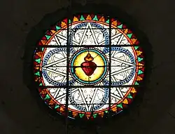 Le vitrail du Sacré-Cœur de Jésus, au-dessus du portail.