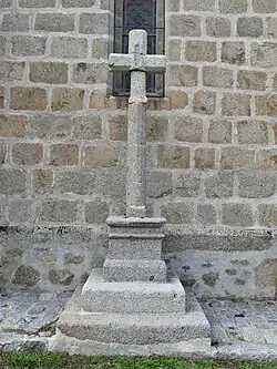 Croix au chevet de l'église.