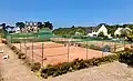 Courts de tennis du Saint-Lunaire Côte d'Émeraude Tennis Club avec le Yacht Club en arrière plan.
