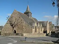 Flanc sud et façade principale de la vieille église.