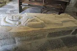 Dalle funéraire avec le gisant d’Alain de Pontual, XIVe&nbsp;siècle.