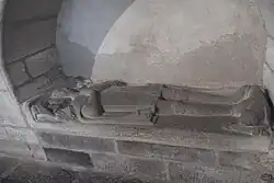 Tombe à niche murale avec un gisant en bas-relief d'un chevalier de la famille de Pontbriand, XVe&nbsp;siècle.