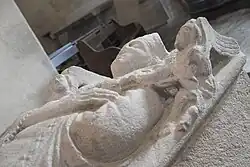 Tombeau avec le gisant en haut-relief du saint.