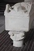 Souche de colonne avec têtes.