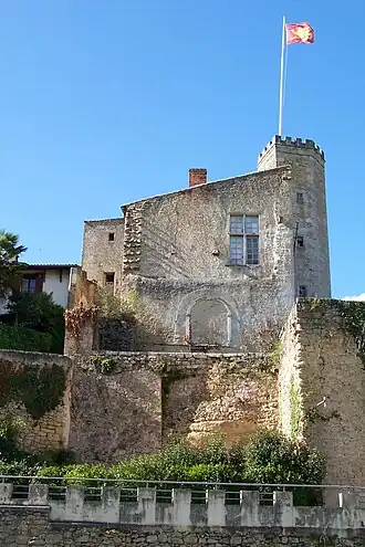 Château de Tardes rue du Port Nava, au coeur de la ville de Saint-Macaire.