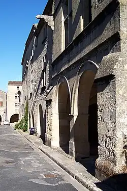 Côté sud de la place (sept.&nbsp;2011)44°&nbsp;33′&nbsp;53,3″&nbsp;N, 0°&nbsp;13′&nbsp;30,6″&nbsp;O