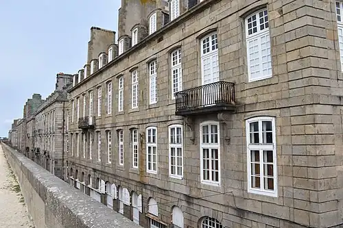 Les hôtels particuliers construits contre les remparts intra-muros étaient bâtis souvent sur deux étages de caves voûtées sous le niveau de la mer.