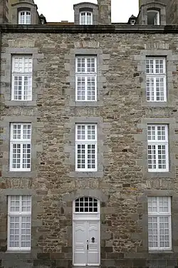 Maison malouine typiquement polylithique.