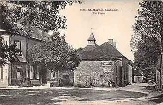 Carte postale de la place du village vers 1920.