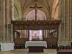 Le chœur, ses stalles et son crucifix vus de la nef.