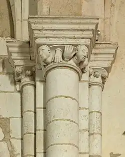 Chapiteaux sculptés sur le mur nord de la nef.