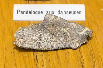 Pendeloque aux danseuses, datant du Magdalénien