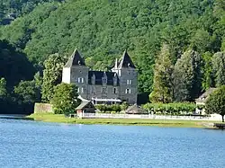 Sur la gauche du château du Gibanel, le Doustre conflue avec la Dordogne.