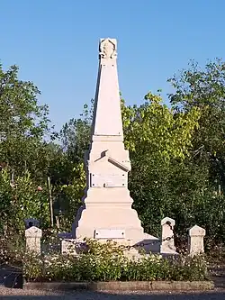 Le monument aux morts au carrefour près de la mairie (sept.&nbsp;2012).