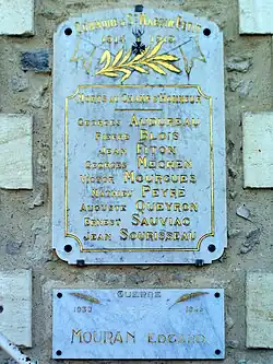 La stèle aux morts apposée sur la mairie (juin 2013).