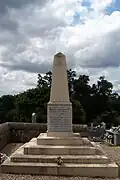 Le monument aux morts dans le cimetière (août&nbsp;2011).