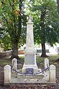 Le monument aux morts dans le square devant l'église (août&nbsp;2011).