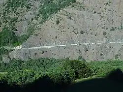 Route D900c au pied du Vendréou : à cet endroit, le parcours entaille la montagne et est presque entièrement sur mur de soutènement.