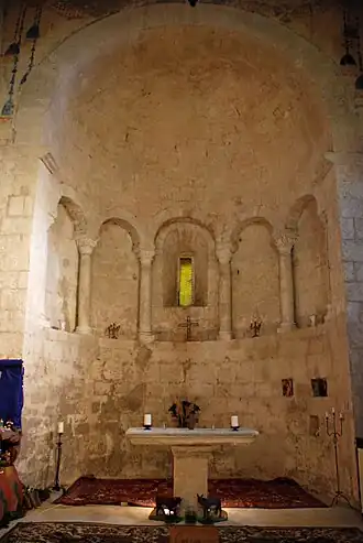 L'abside semi-circulaire.