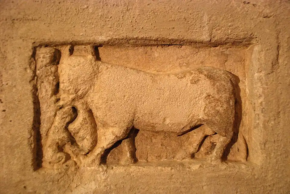 Le bas-relief au taureau.