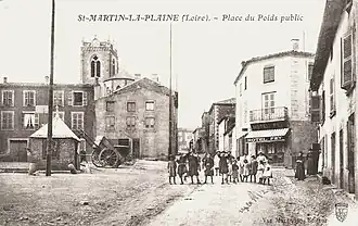 Ancienne place au poids public à Saint-Martin-la-Plaine.