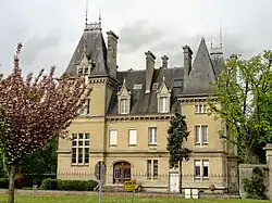 Château Civet, près de l'église.