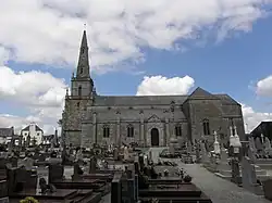 Saint-Mayeux : vue méridionale de l'église et de la croix de cimetière.