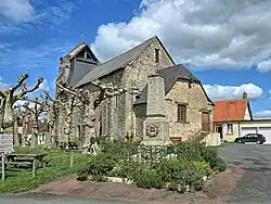 La façade sud et le chevet.