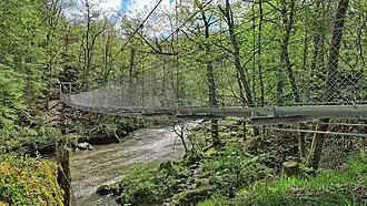 La passerelle suspendue de 47&nbsp;m sur l'Auvézère en amont du Saut Ruban.