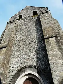 L'imposante façade occidentale et le clocher.