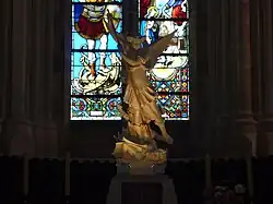 Statue de Saint Michel derrière l'autel.