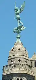 La statue de saint Michel.