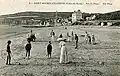 Saint-Michel-en-Grève ː jeux sur la plage vers 1930 (carte postale).