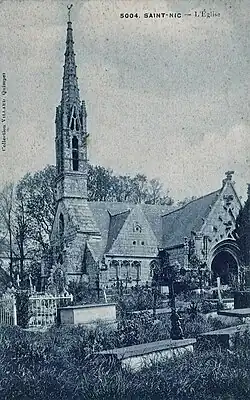 L'église paroissiale Saint-Nicaise entourée du cimetière au début du XXe&nbsp;siècle (carte postale).
