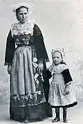 Femme et enfant de Saint-Nic en costumes de fêtes (carte postale Le Doaré, 1901).