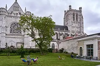 Cathédrale vue des jardins.