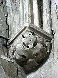 Cul-de-lampe dans l'angle nord-ouest.