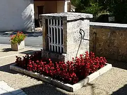 Puits devant la mairie.