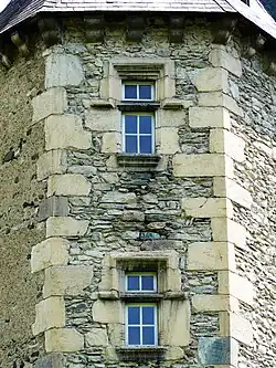 Deux fenêtres à meneau simple de la tourelle.