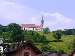 L'église Saint-Gilles vue depuis le village de Saint-Pierre-Bois.