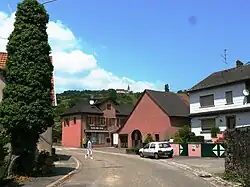 Village de Saint-Pierre-Bois et au loin l'église Saint-Gilles.