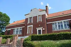 L'ancienne mairie-école route de Franqueville.