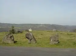 Prairie et table d'orientation au sommet du village.